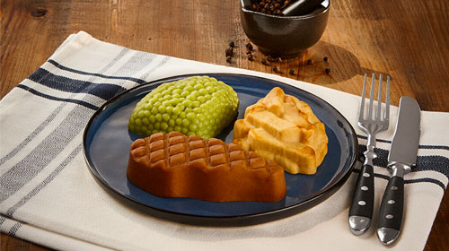 Püriertes Menü auf einem Teller mit geformtem Gemüse, Kartoffeln und Fleisch