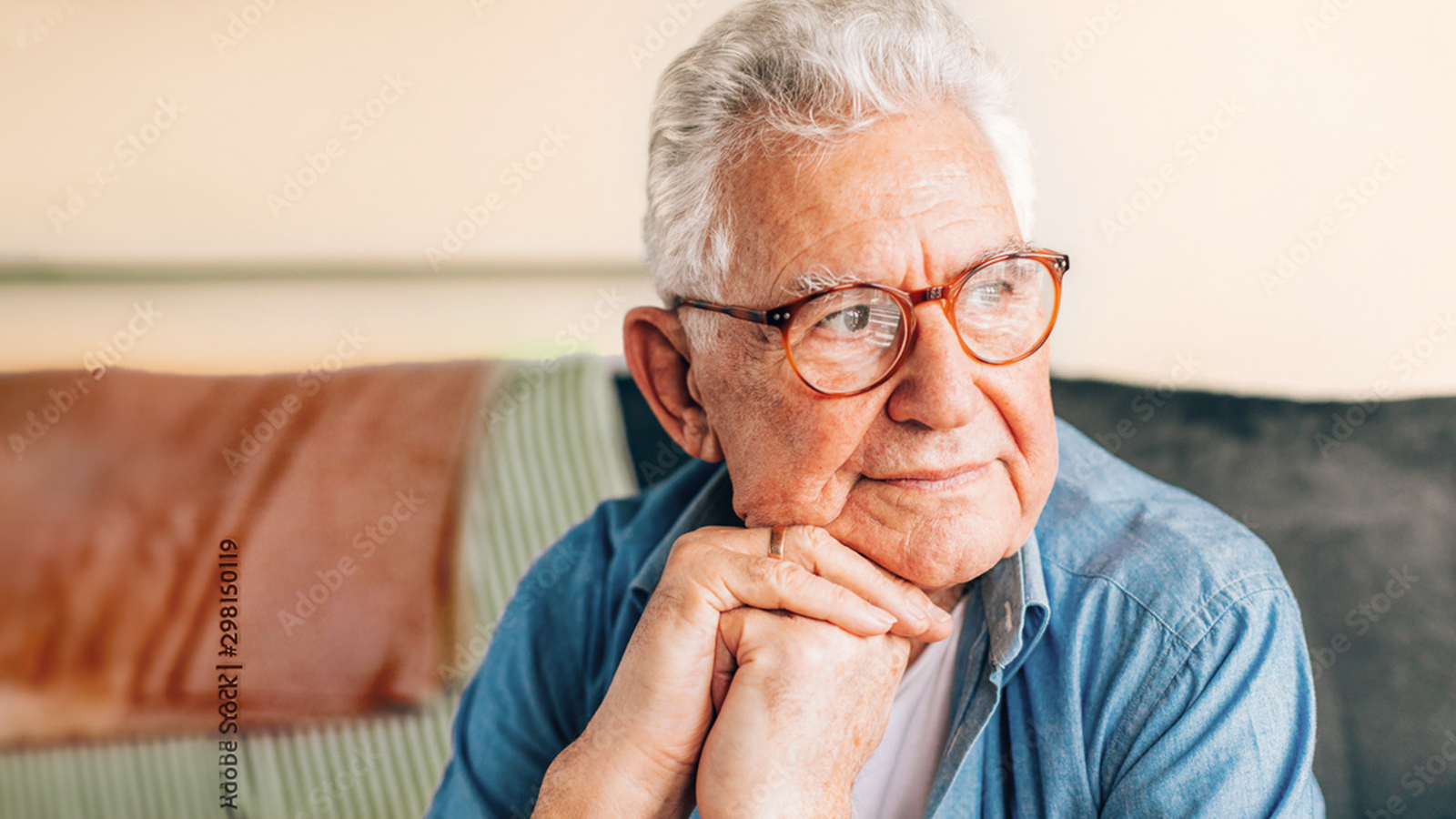 Senior denkt nach und sieht in die Ferne