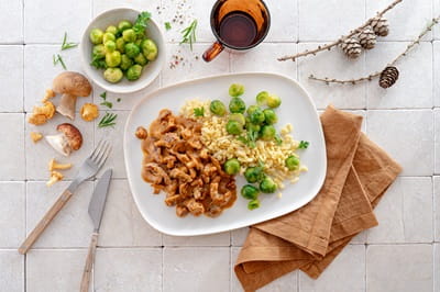 Schweineschnitzel mit Edelpilzsoße, dazu Rosenkohl und Spätzle