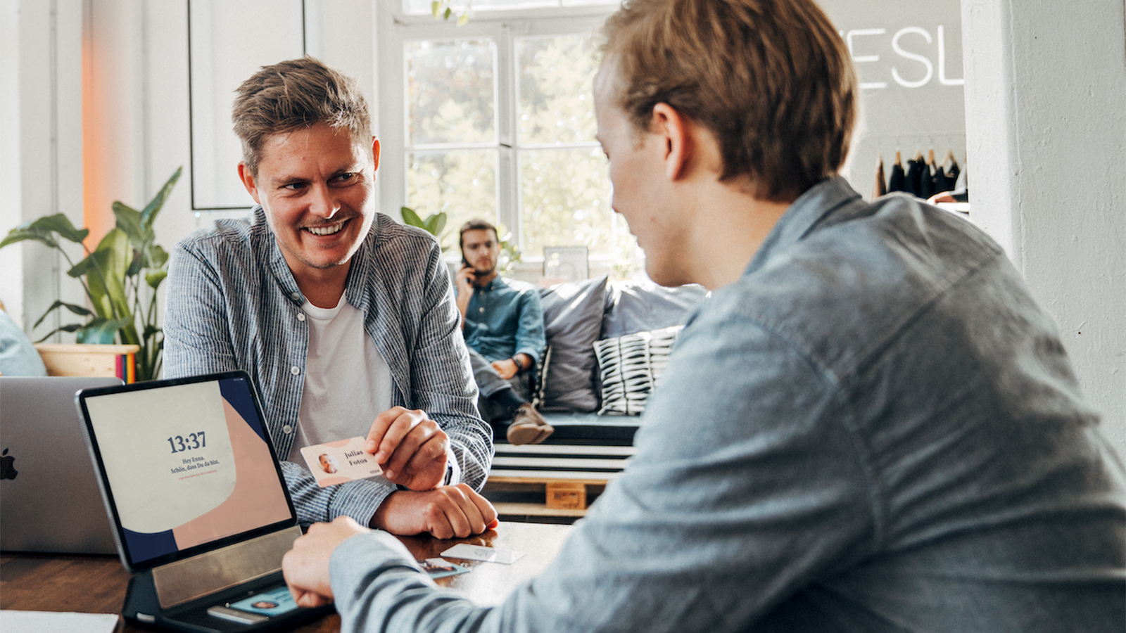 Zwei Personen am enna-Tablet
