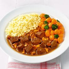 Pfifferlingstopf vom Rind in Burgundersoße mit Knöpflespätzle und Pariser Karotten