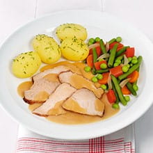 Mini-Steaklets in Feinschmeckersoße mit buntem Gemüse und Petersilienkartoffeln