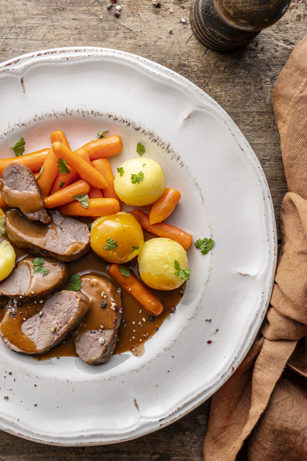 Ein Menü mit Entenbrust, Kartoffeln und Möhren.