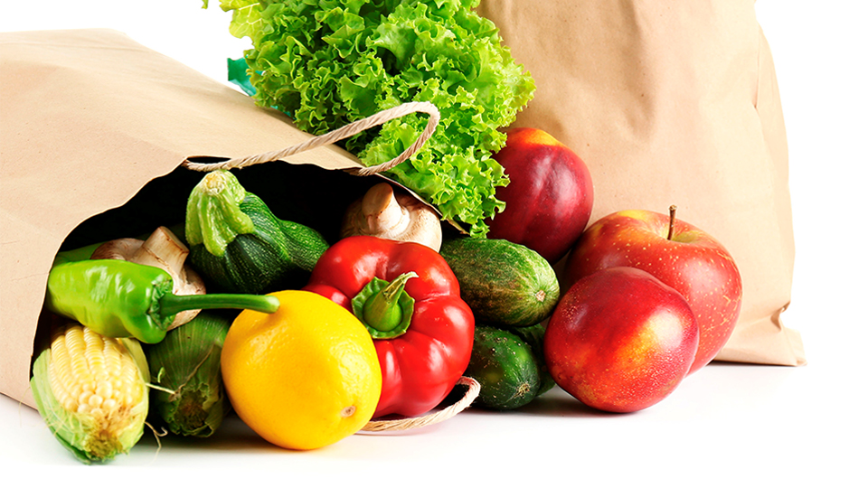 Einkaufstüte mit verschiedenen Obst und Gemüsesorten