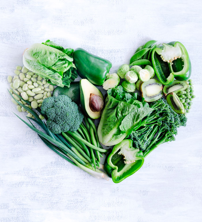aus verschiedenen grünen Gemüsesorten wurde ein Herz geformt