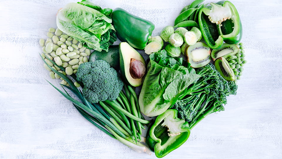 aus verschiedenen grünen Gemüsesorten wurde ein Herz geformt