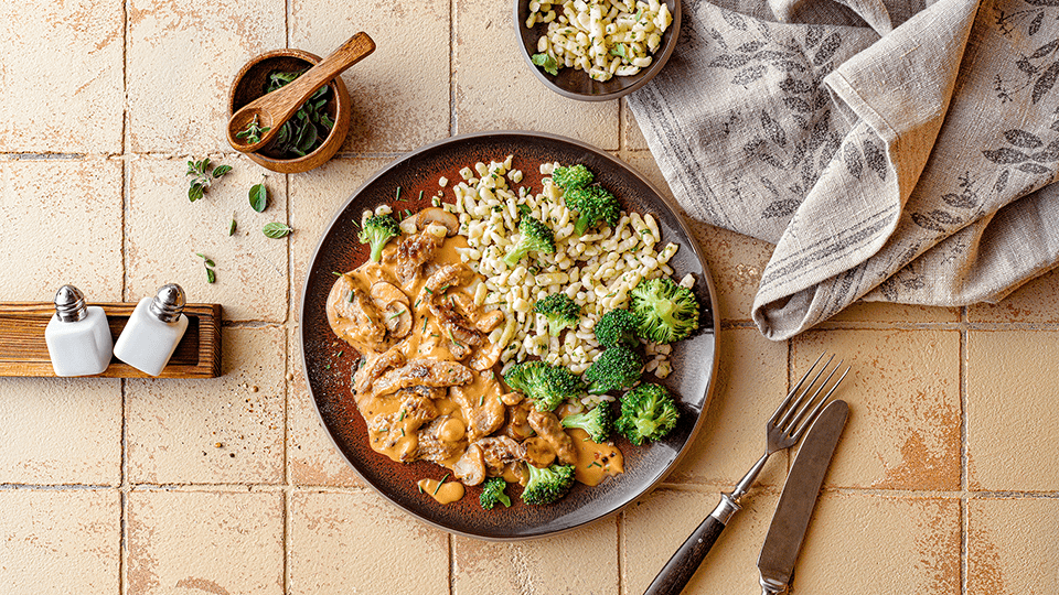 Geschnetzeltes in Champignonsoße, dazu Spätzle und Brokkoli