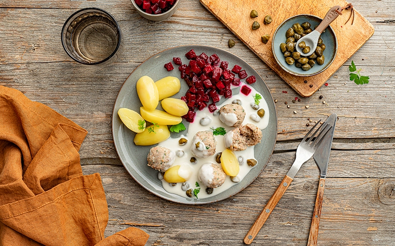 Das Gericht ist Königsberger Klopse mit Kartoffeln.