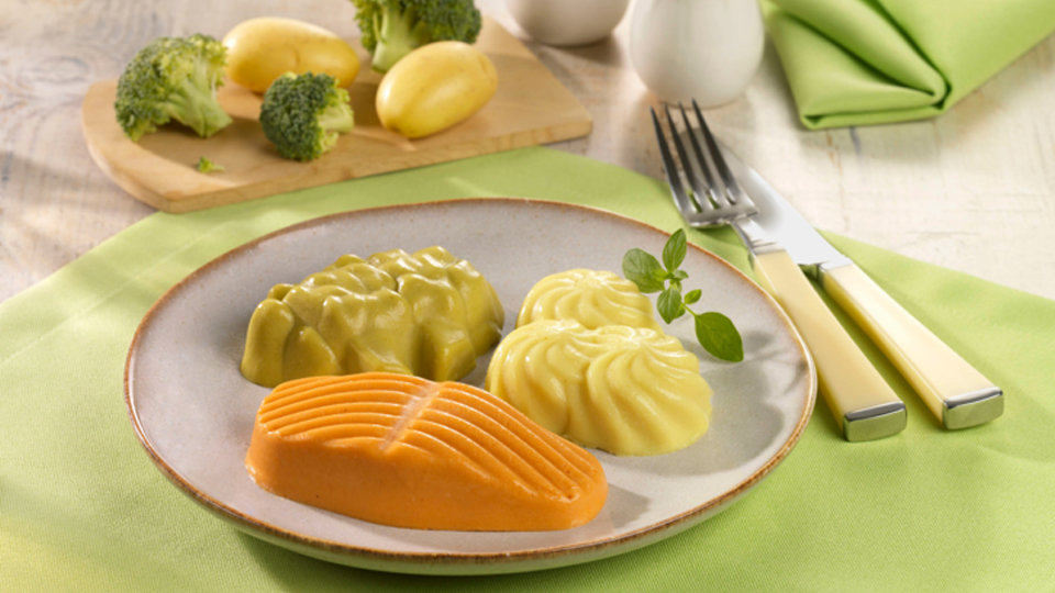 Püriertes Menü, geformt zu Lachs mit Brokkoli und Kartoffeln