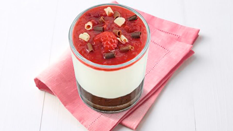 Panna cotta mit Himbeersoße; auf Keksboden