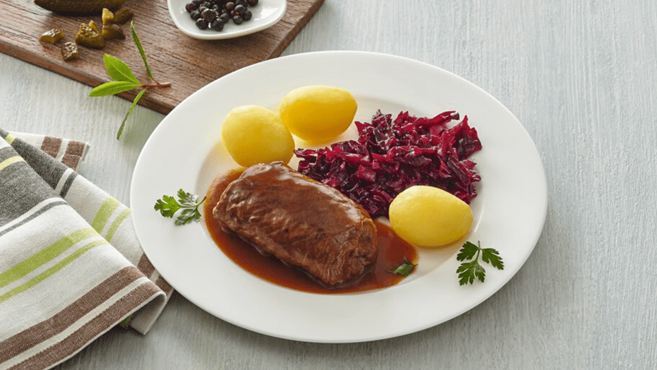 Rinderroulade in Bratensoße mit Rotkohl und drei Salzkartoffeln