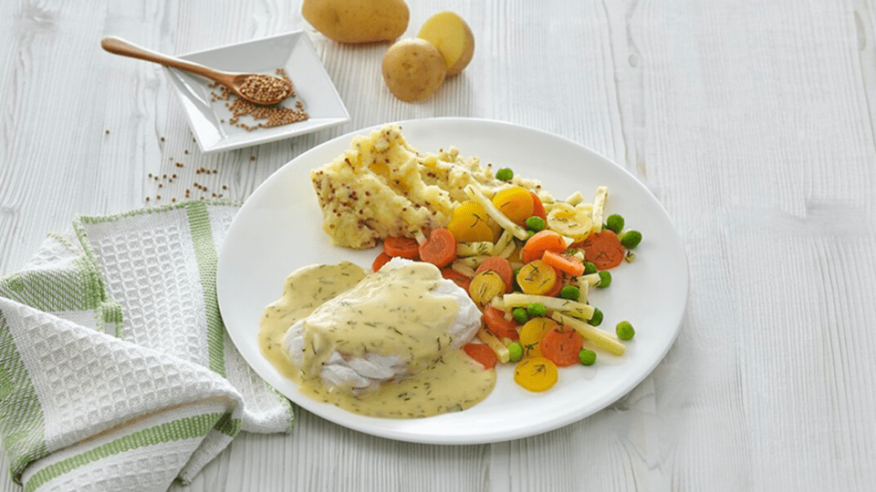 Kapseehecht in feiner Honig Senfsauce, dazu Kartoffeln und buntes Gemüse