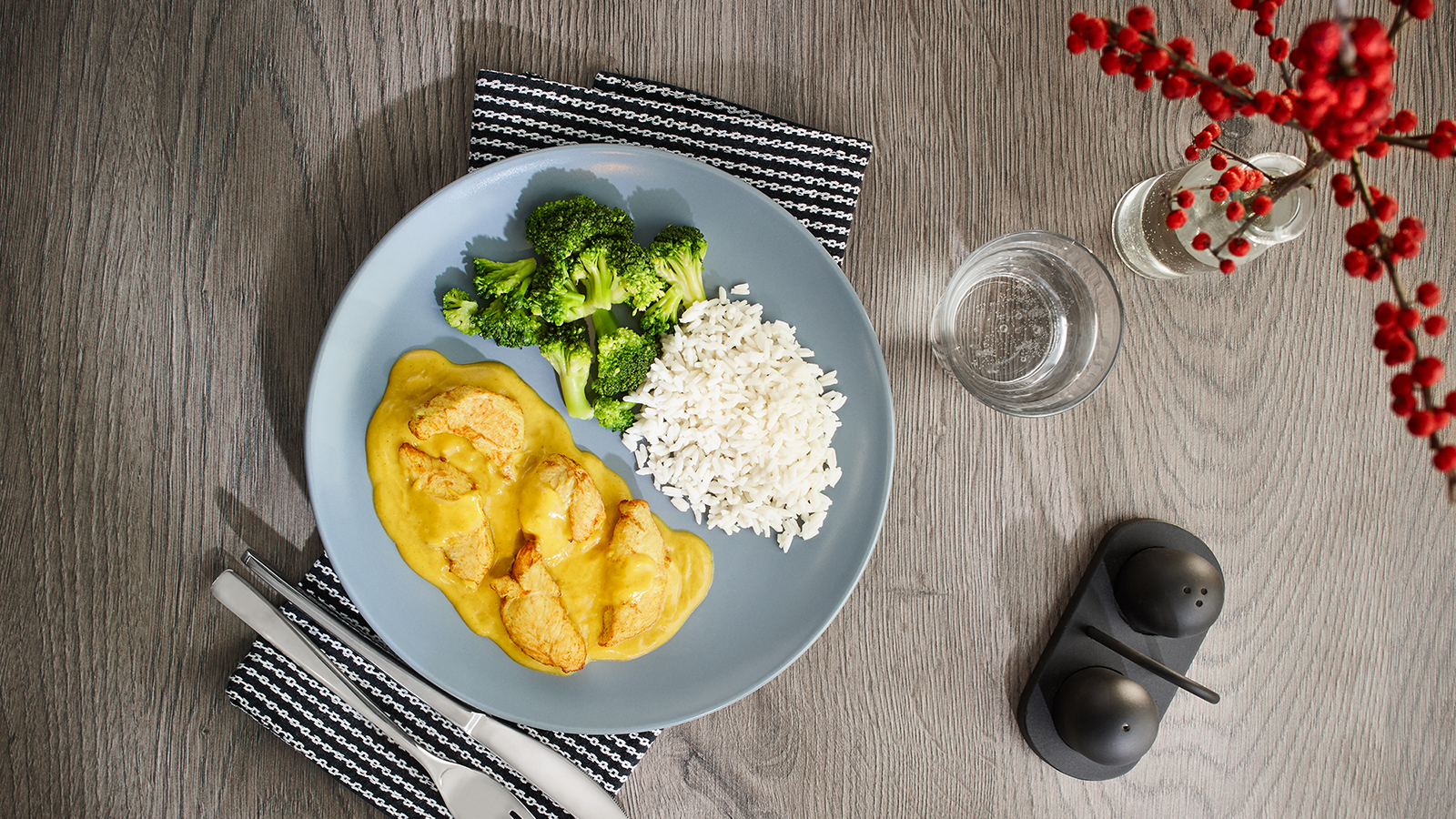 Hähnchenfiletstücke in gelber Currysoße, dazu Reis und Brokkoli