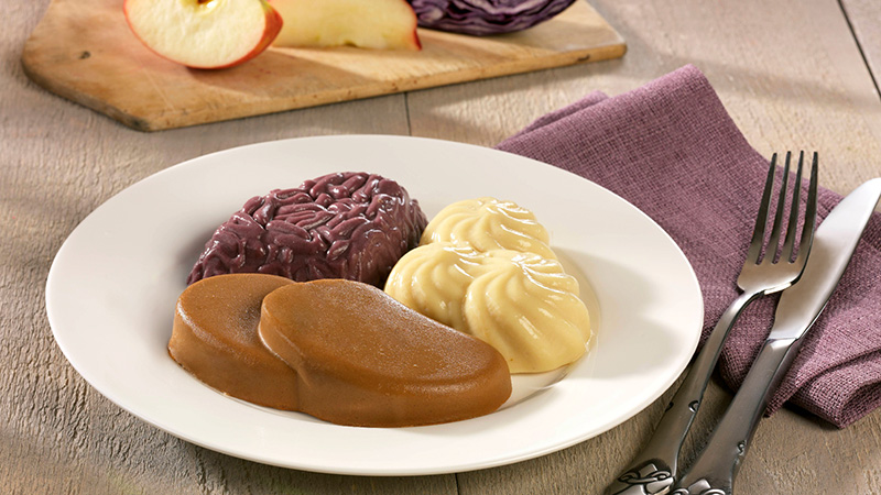 püriertes Gericht , geformt zu Rindersteak mit Kartoffeln und Rotkohl