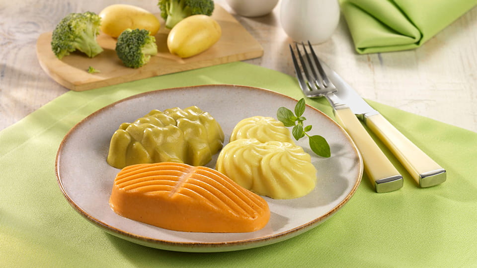 Pürierter Lachs mit Brokkoli und Kartoffeln, geformt und angerichtet