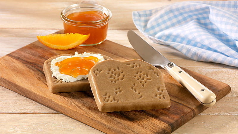 Püriertes Menü von winVitalis, geformt zu Brotscheiben mit Quark und Pfirsichaufstrich