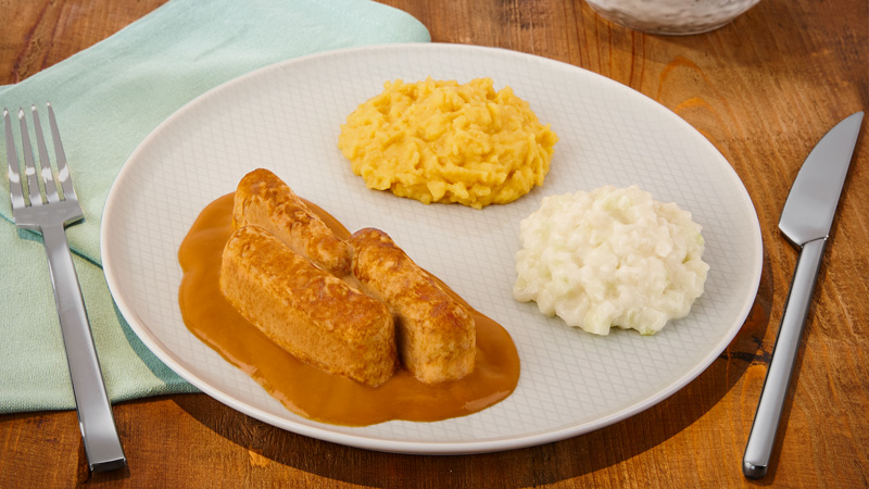 Zerkleinerte Bratwurst in Bratensoße