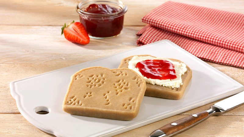 Pürierte Brotzeit-Schnitte, mit Quark und Erdbeeraufstrich