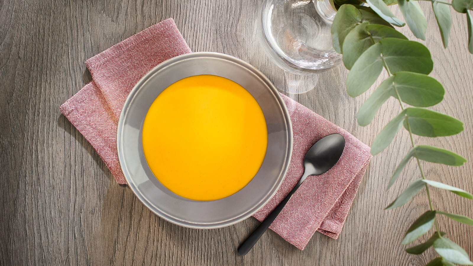Kartoffelcremesuppe in einer Schale auf einem gedeckten Tisch