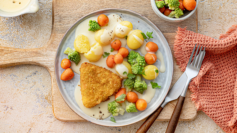Panierte Karottenecke auf cremiger Soße, dazu kleinen Kartoffeln, Möhren und Romanesco