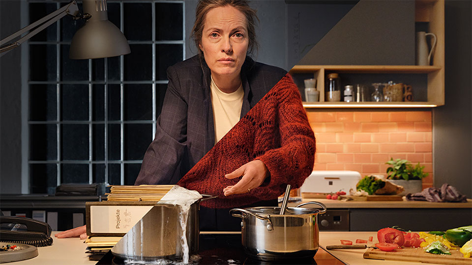 Frau im Job und in der Küche