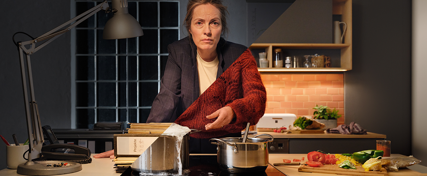 Geteiltes Bild: Frau zur Hälfte im Büro mit Aktenstapel, zur Hälfte in der Küche mit überkochendem Topf und Gemüse