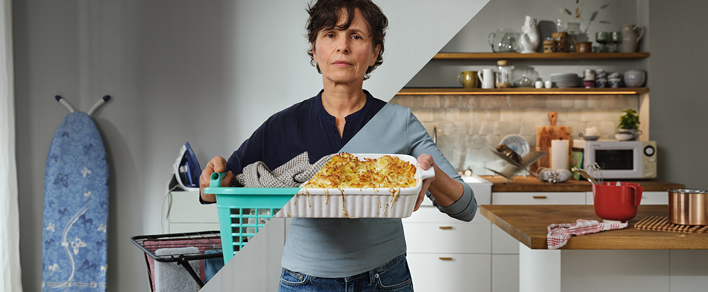 Hausfrau mit Wäschekorb und in der Küche