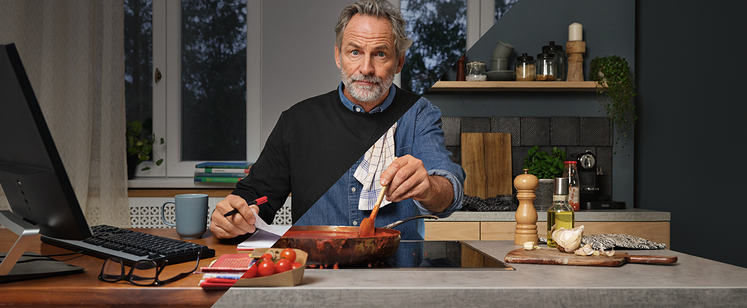 Geteiltes Bild: Mann zur Hälfte im Büro mit PC und Papier, zur Hälfte in der Küche am Herd mit Pfanne und Zutaten