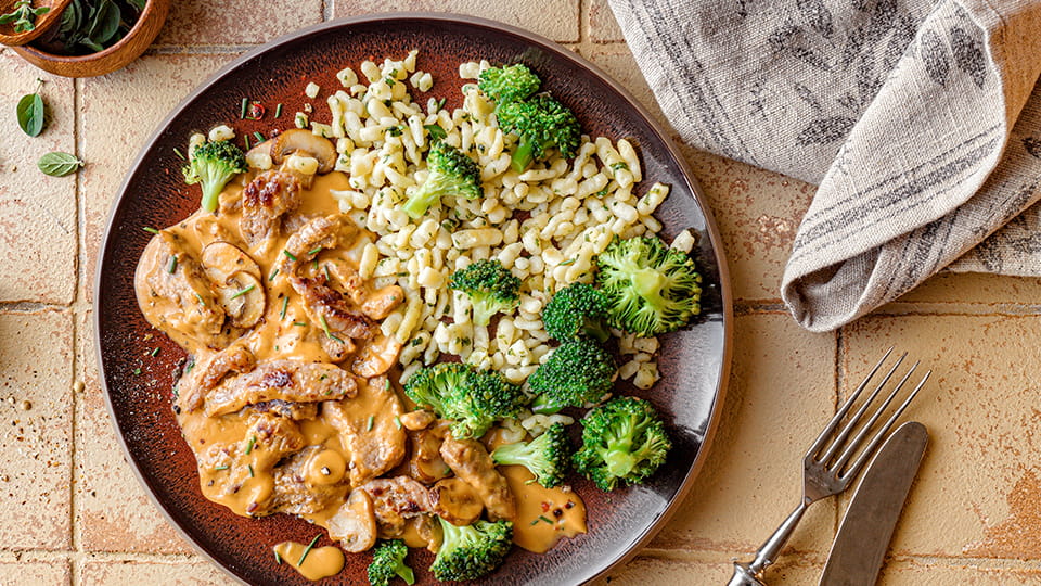 Geschnetzeltes  in Champignonsoße, dazu Spätzle und Brokkoli
