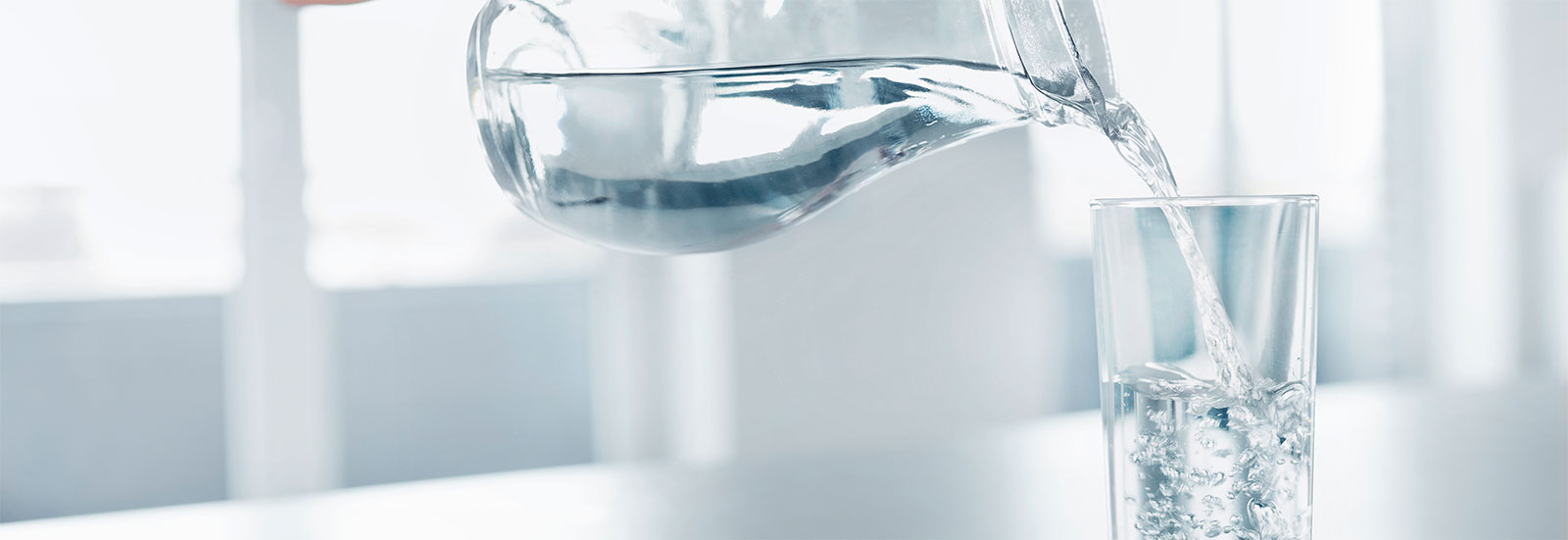 Wasserkaraffe und Glas