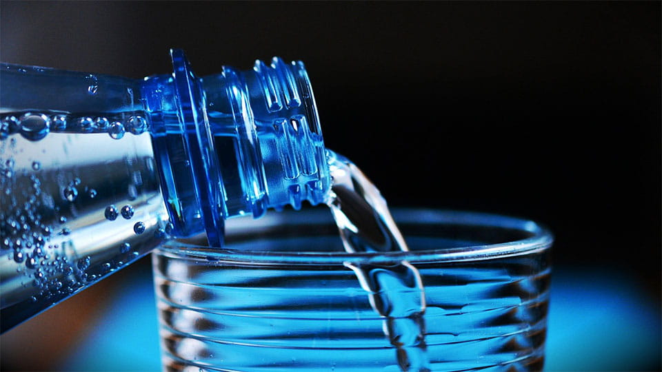 Mineralwasserflasche und Glas