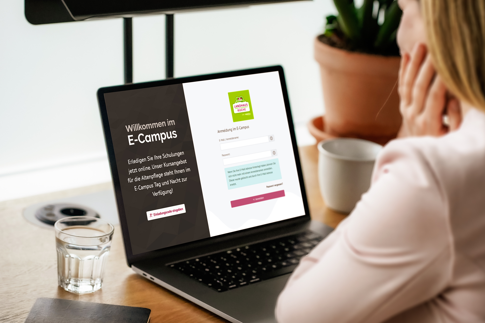 Frau am Laptop bei der Anmeldung auf der E-Learning Plattform der Landhausküche