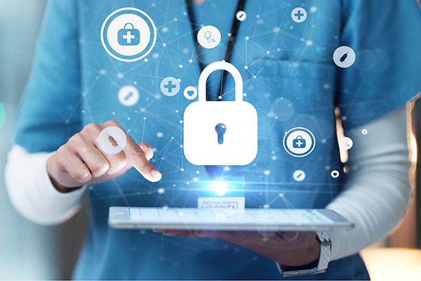 Pflegekraft tippt auf einem Tablet