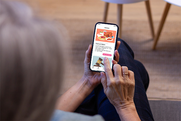 Frau bedient eine App im Smartphone