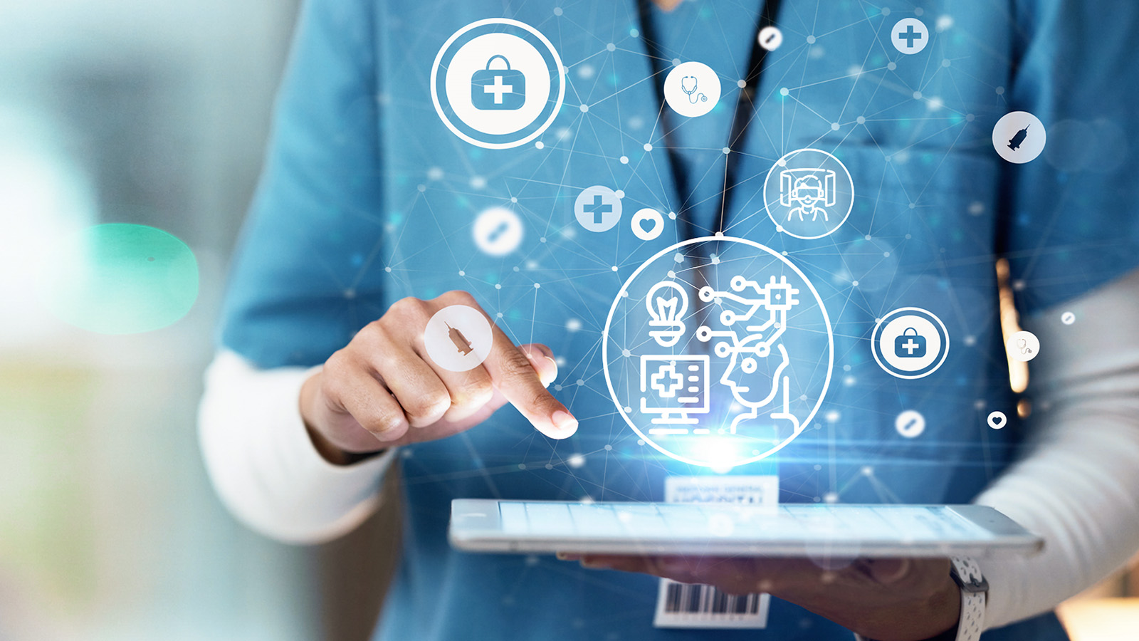 Pflegekraft bedient ein Tablet