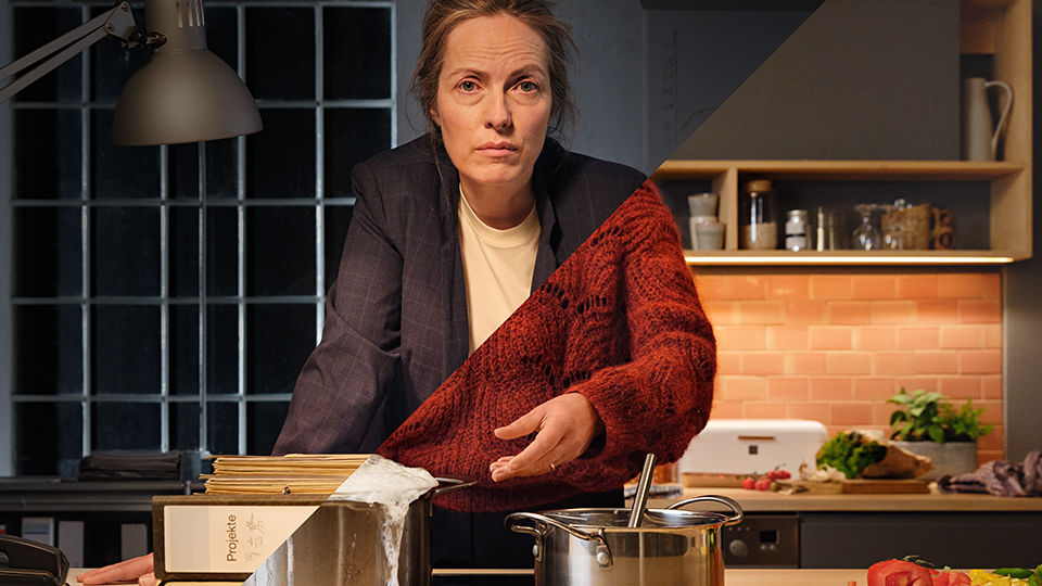 Geteiltes Bild: Frau zur Hälfte im Büro mit Aktenstapel, zur Hälfte in der Küche mit überkochendem Topf und Gemüse