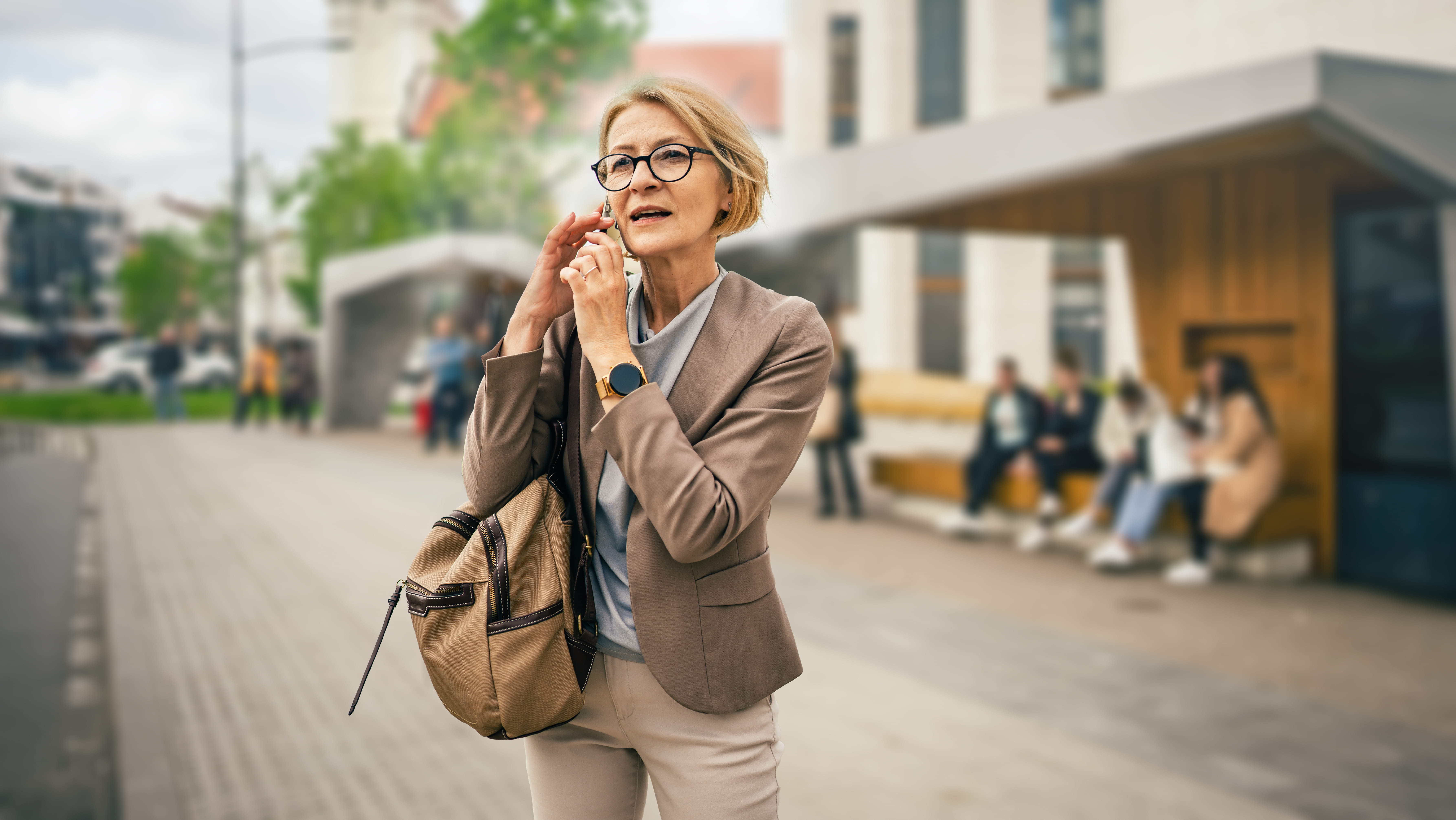 Angehörige telefoniert gestresst
