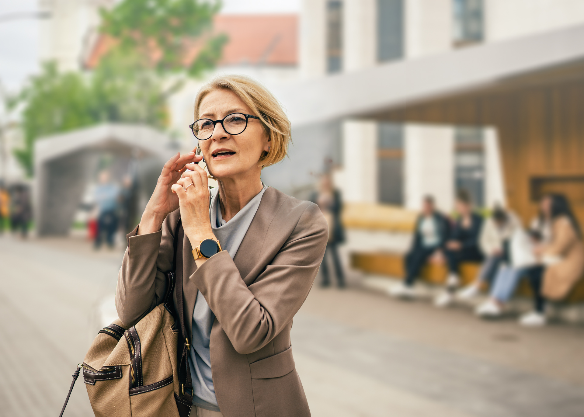 angehörige telefoniert gestresst