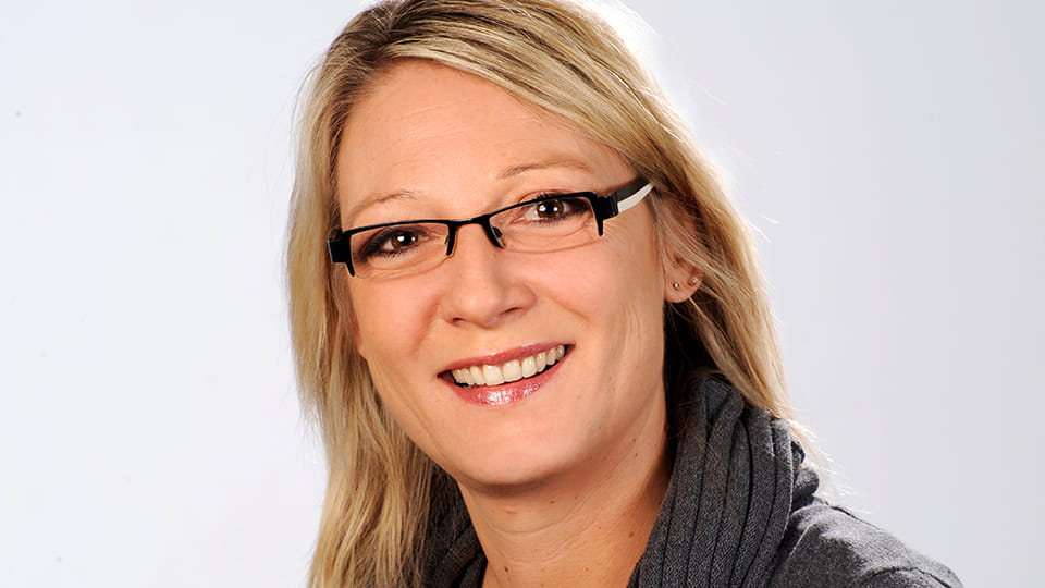 lächelnde Frau mit Brille