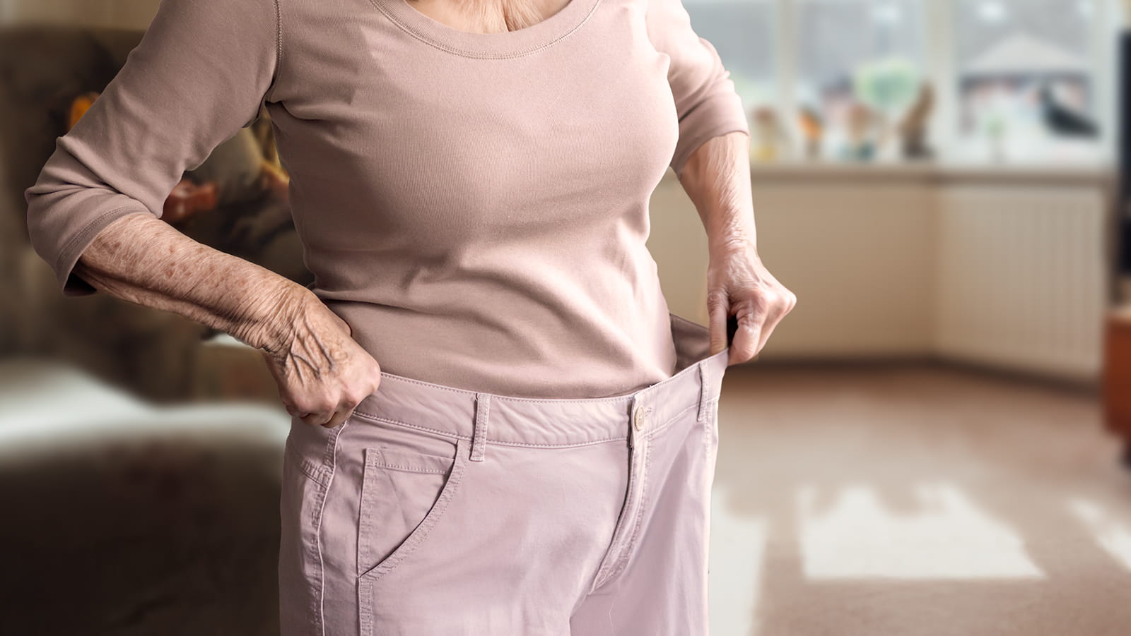 Senioren in Kleidung, die ihr zu groß geworden ist