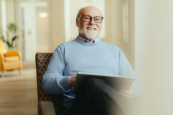 Ein älterer Mann lächelt