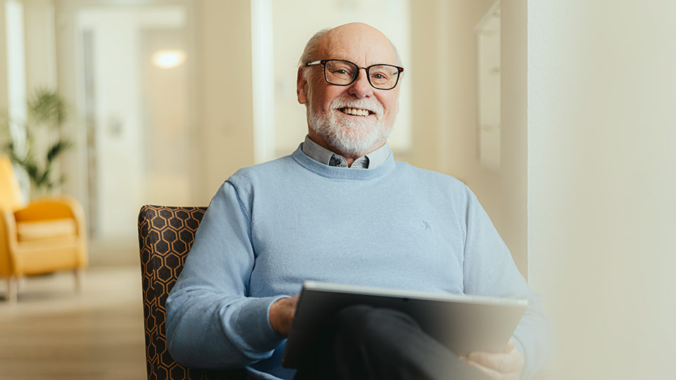 Ein älterer Mann lächelt