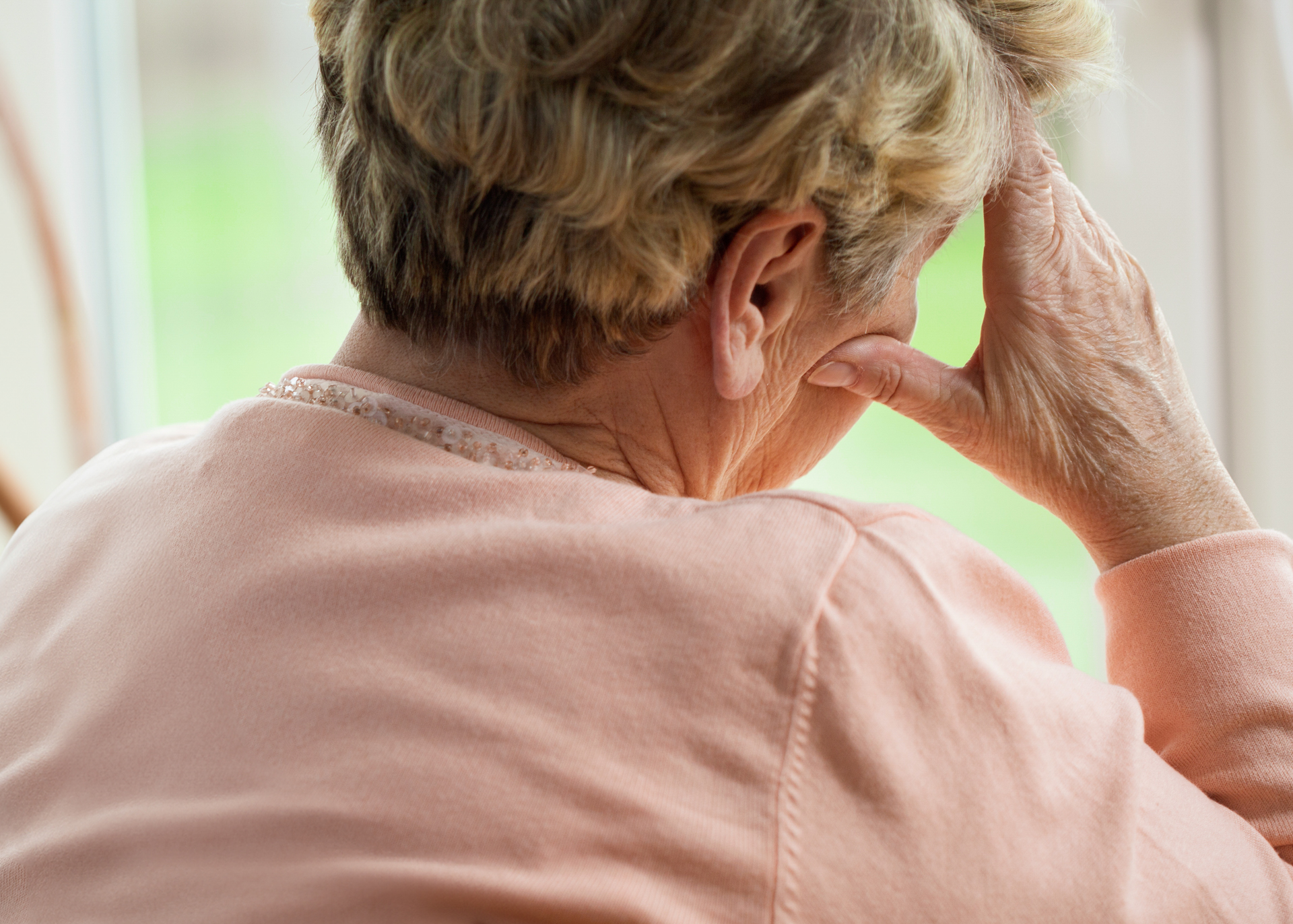 seniorin fühlt sich einsam