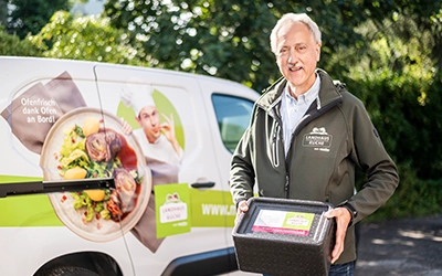 Der Kurier Wolfgang steht vor seinem Frische Mobil