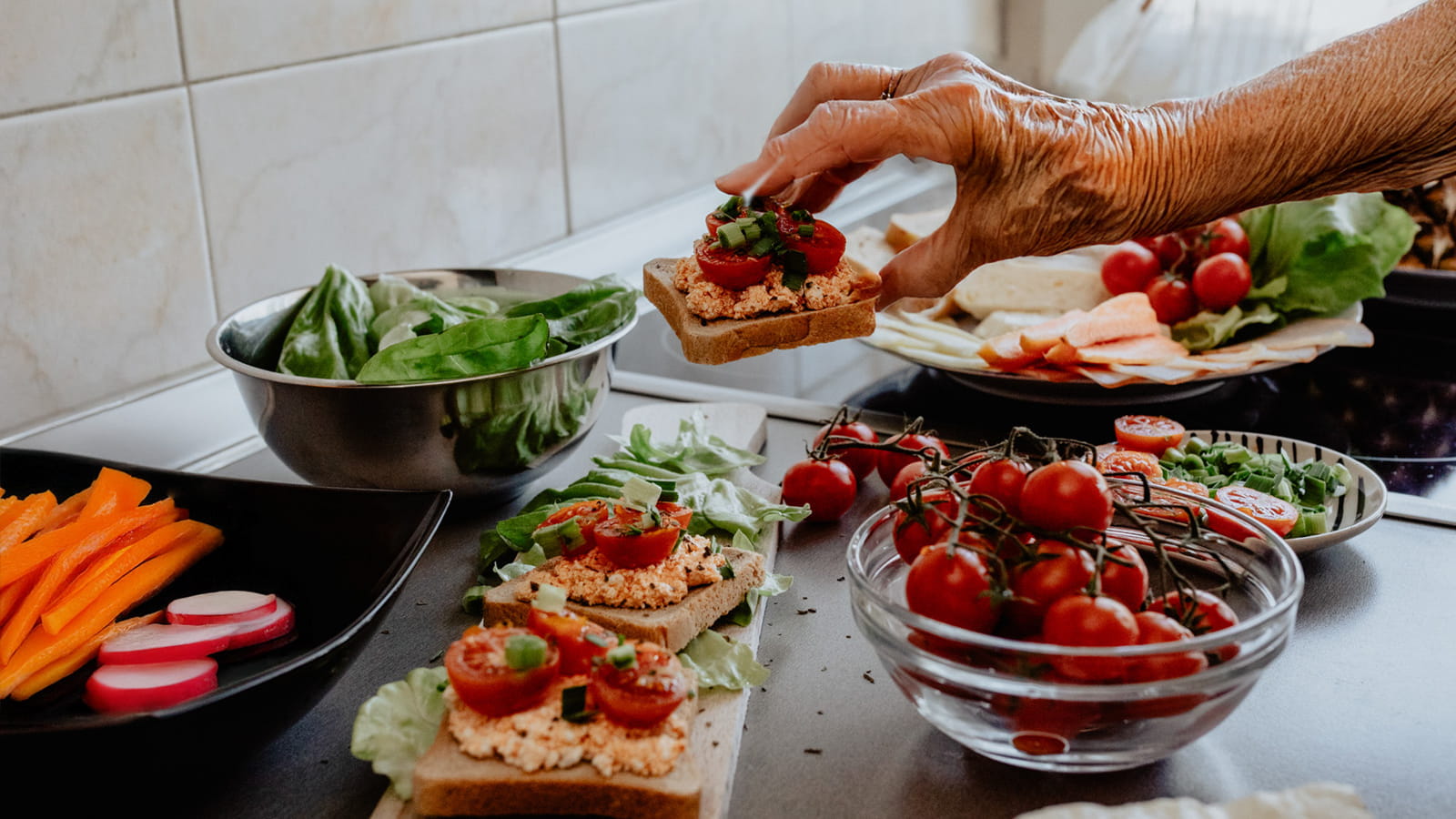 Italienische Bruschetta mit Knoblauch, Kirschtomaten und Mozzarella wird in der Küche angerichtet.