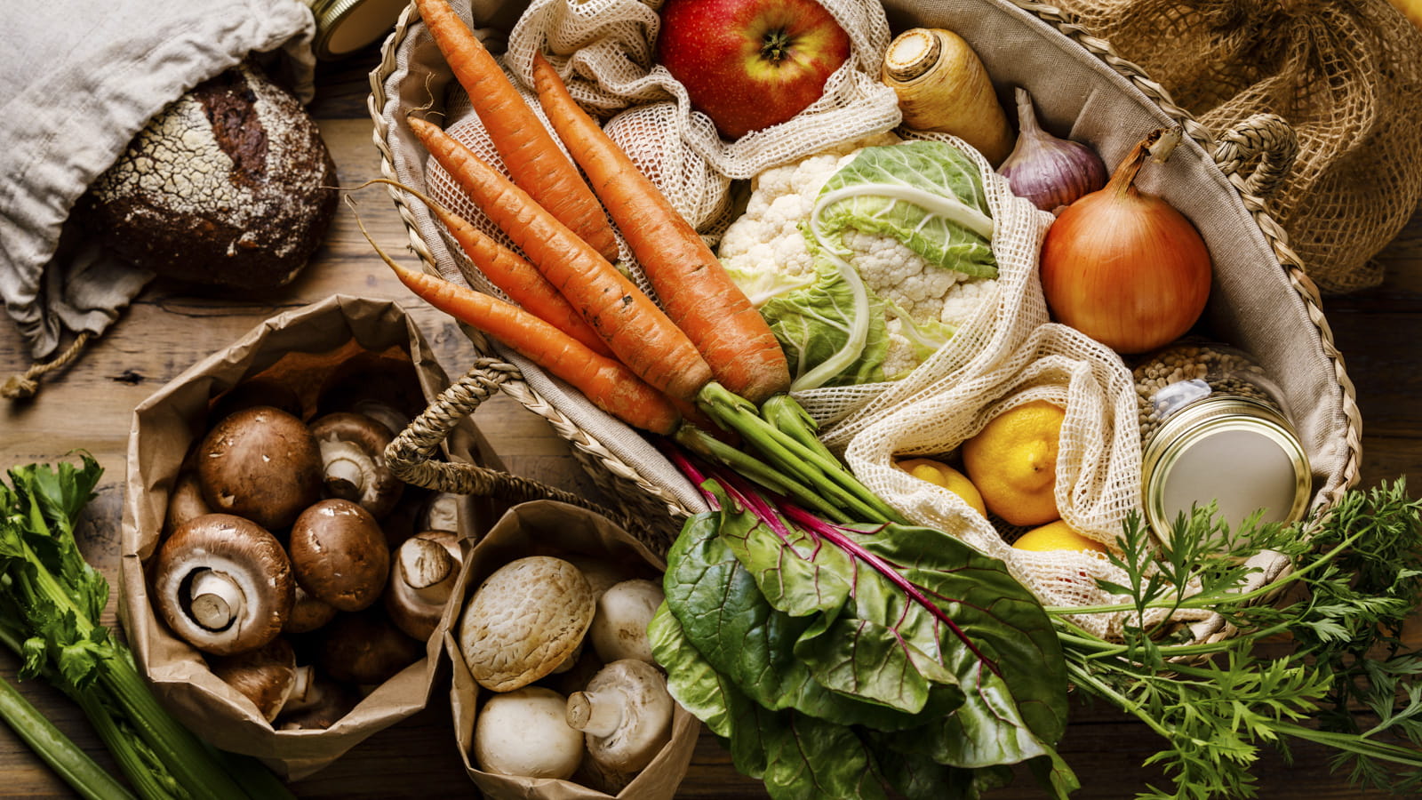 Eine Auswahl mit frischem Obst und Gemüse sowie Brot und Gewürz.  