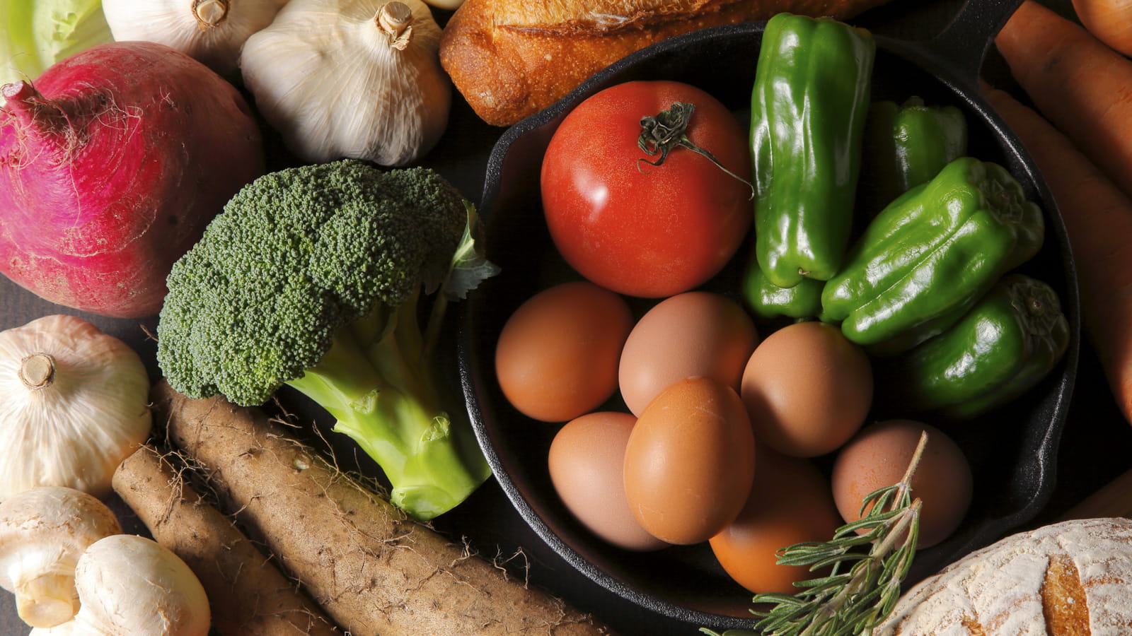 Nahaufnahme mit einer Auswahl an frischem Gemüse, Gewürzen und Eier.