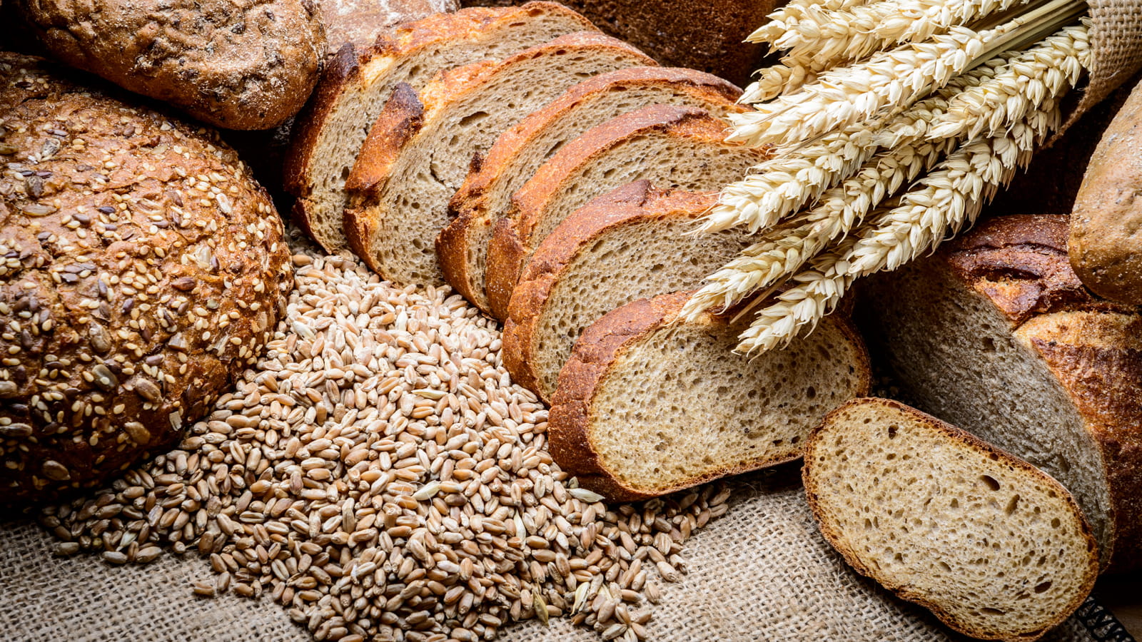 Eine Nahaufnahme von Getreide und verschiedene Brotsorten.