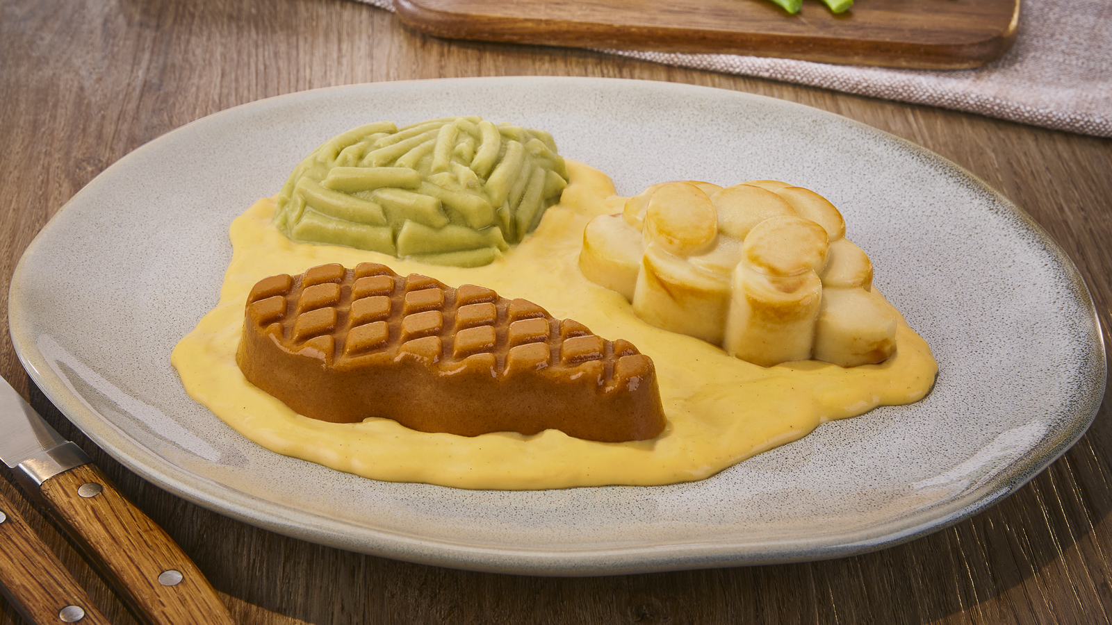 Püriertes Menü von WinVitalis wurde geformt und auf einem Teller angerichtet