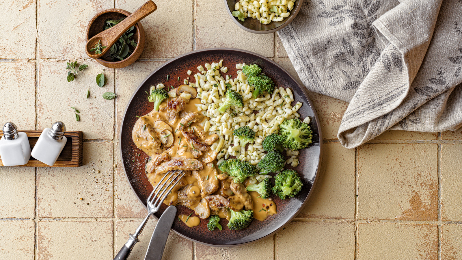 Ein Gericht aus Kalbsgeschnetzeltes nach "Züricher Art" mit Brokkoli und Kräuterspätzle.